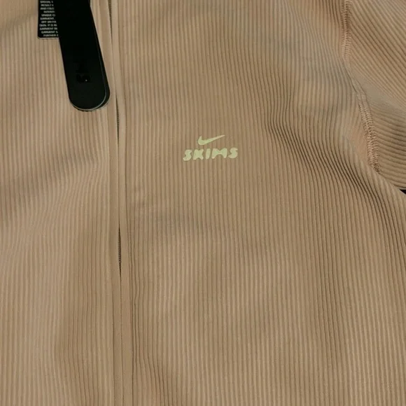 NWT SKIMS NIKE COLLAB Ribbed Seamless Crop Zip Up - Picture 2 of 5